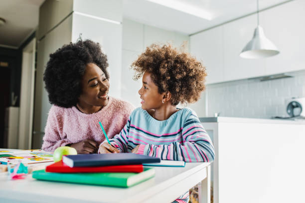 matka i córka uczą się w domu - child writing education nerd zdjęcia i obrazy z banku zdjęć