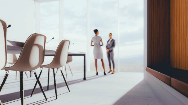 бизнес-леди в современном зале заседаний - silhouette women shadow window стоковые фото и изображения