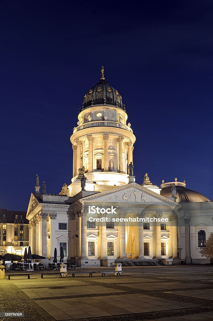 Die deutsche Kathedrale am Gendarmenmarkt bei Nacht - Lizenzfrei Nacht Stock-Foto