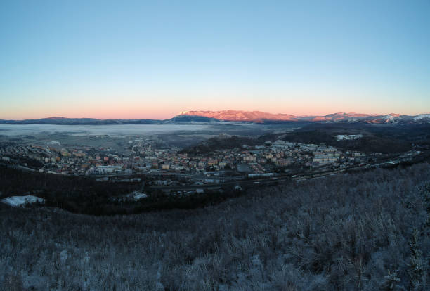 panorama di postojna al mattino - castle slovenia winter snow foto e immagini stock