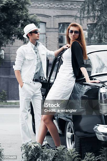 Photo libre de droit de Jeune Couple Avec Une Voiture Rétro banque d'images et plus d'images libres de droit de 1950-1959 - 1950-1959, Adulte, Amour