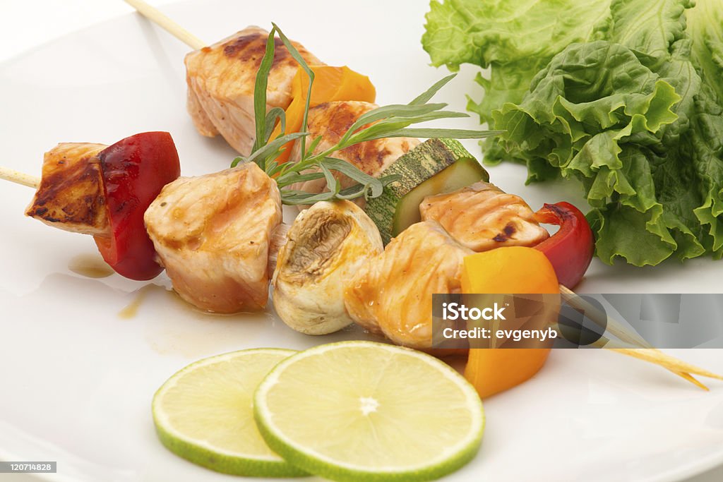 Salmón y brochetas de vegetales - Foto de stock de Alimento libre de derechos