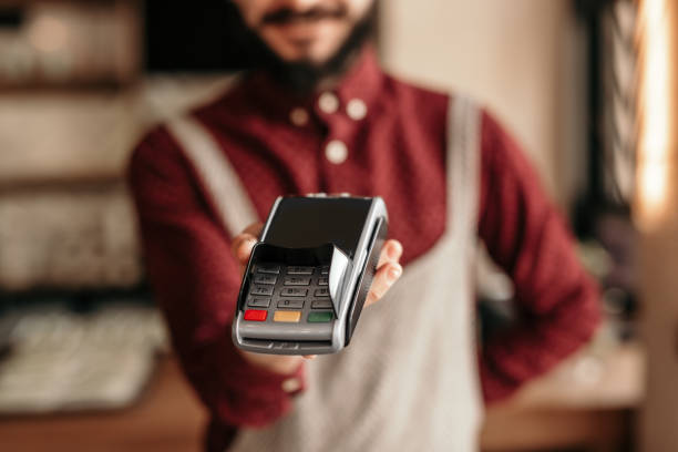 moderno camarero hipster entregando terminal de pago en la cafetería - credit card reader fotografías e imágenes de stock