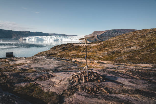 Panoramic image of Camp Eqi at Eqip Sermia Glacier in Greenland. nature landscape with lodge cabins. Midnight sun and pink sky. Tourist destination Eqi glacier in West Greenland AKA Ilulissat and Jakobshavn Glacier. Heavlly affected by Global Warming. Photo taken in Greenland imagen panorámica del campamento eqi en el glaciar eqip sermia en groenlandia. paisaje natural con cabañas de alojamiento. sol de medianoche y cielo rosa. destino turístico glaciar eqi en groenlandia occidental también conocido como ilulissat y glaciar