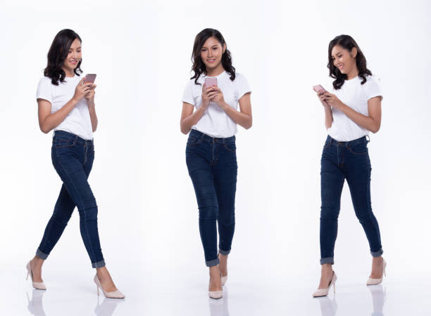 полная длина snap рисунок, азиатская женщина носить случайные белая рубашка синий джинс, она 20 прогулки во многих позах направлении в то врем� - smart casual women full length casual стоковые фото и изображения
