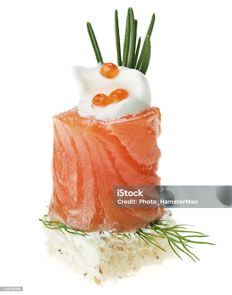Elegante Schnittchen mit salmon roll, toast, Rosmarin Zweig und Kaviar - Lizenzfrei Schnittchen Stock-Foto