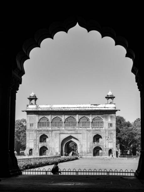 arquitectura antigua en negro y blanco dentro del fuerte rojo en delhi india durante el día, famoso fuerte rojo delhi vista interior - vertical gateway to india famous place travel destinations fotografías e imágenes de stock