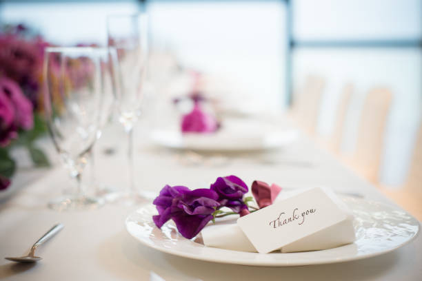 wedding party, bride and groom with champagne flutes on wedding banquet - champagne pink luxury table imagens e fotografias de stock