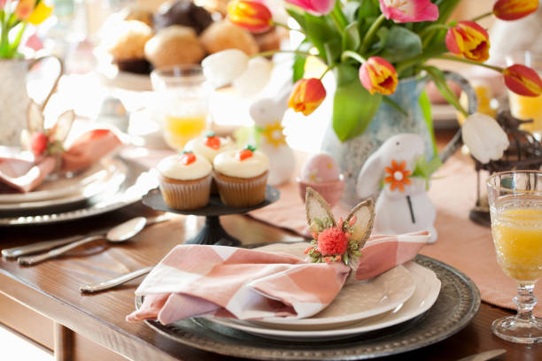 cena di pasqua - dessert food place setting dishware foto e immagini stock