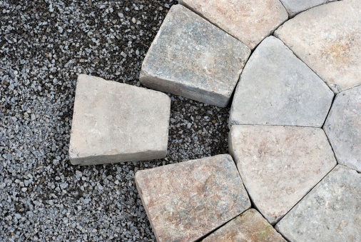 Installing decorative pavers in a circular pattern