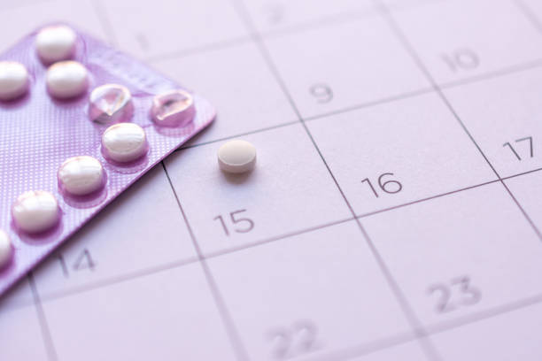 pillola anticoncezionale con data di sfondo del calendario, assistenza sanitaria e concetto di medicina - contraceptive foto e immagini stock