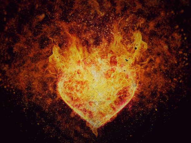 flamme abstraite brûlant dans la forme de coeur - fireball orange flame burnt photos et images de collection