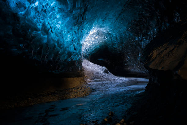 jaskinia lodowa w głębokim tunelu islandii - ice arctic crevasse glacier zdjęcia i obrazy z banku zdjęć