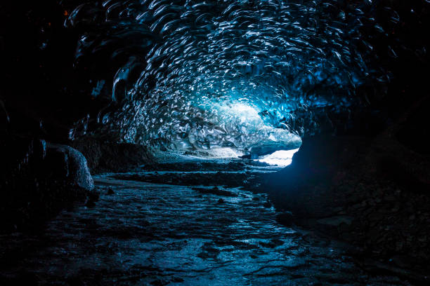 jaskinia lodowa w głębokim tunelu islandii - ice arctic crevasse glacier zdjęcia i obrazy z banku zdjęć