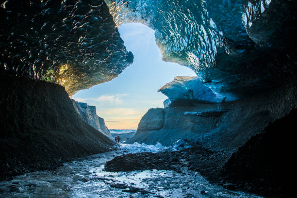 jaskinia lodowa w głębokim tunelu islandii - ice arctic crevasse glacier zdjęcia i obrazy z banku zdjęć