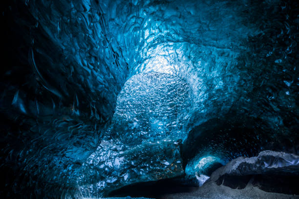 jaskinia lodowa w głębokim tunelu islandii - ice arctic crevasse glacier zdjęcia i obrazy z banku zdjęć