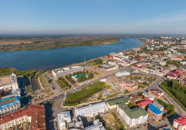 veduta aerea della città di tomsk: amministrazione comunale, fiume tom. estate, giornata di sole - mount tom foto e immagini stock