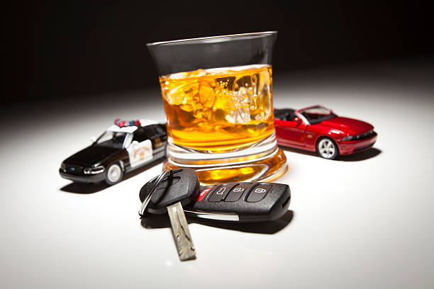 경찰 및 스포츠 카 옆에 알코올 음료, 키 - drunk driving alcohol key law 뉴스 사진 이미지