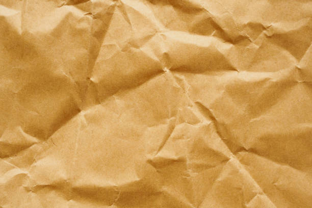 fond de texture de feuille de kraft recyclé erumpled de papier froissé brun - brown paper paper crushed wrinkled photos et images de collection