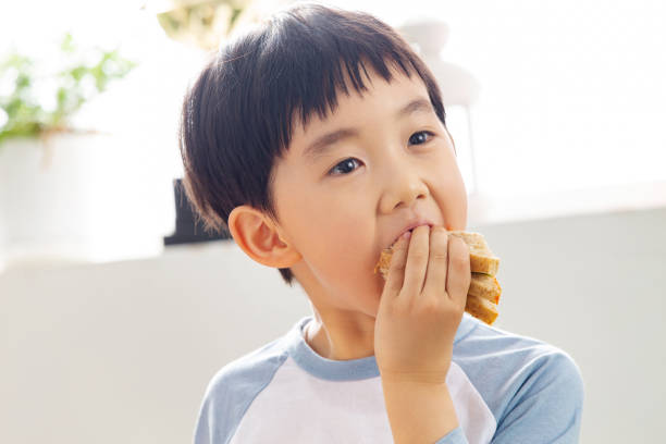 Kindergarten children eat Kindergarten children eat food elementary student healthy eating schoolboy stock pictures, royalty-free photos & images