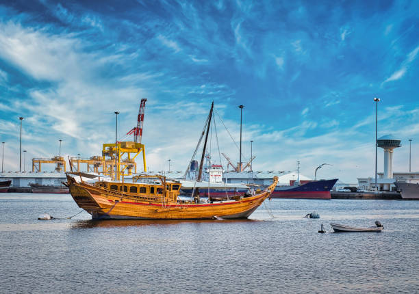 oman traditional dhow - old crane blue sky imagens e fotografias de stock