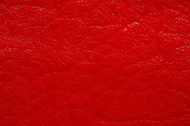 эффектная блестящая красная текстура дерматина. превосходно темная текстура кожи. - superlative стоковые фото и изображения