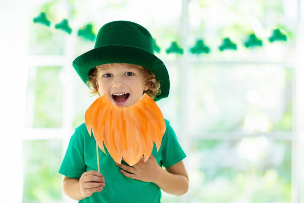 los niños celebran el día de san patricio. vacaciones irlandesas. - st patricks day irish culture child leprechaun fotografías e imágenes de stock