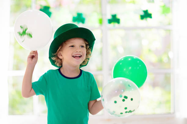 los niños celebran el día de san patricio. vacaciones irlandesas. - st patricks day irish culture child leprechaun fotografías e imágenes de stock