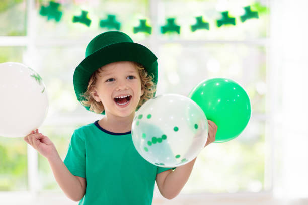 아이들은 세인트 패트릭의 날을 축하합니다. 아일랜드 휴일입니다. - flower hat fun child 뉴스 사진 이미지