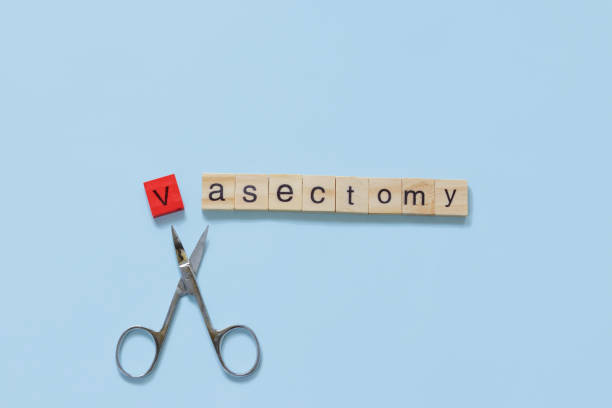 le mot vasectomie fait avec des tuiles en bois sur un fond bleu; v est rouge et les ciseaux sont sous le mot - pratique médicale photos et images de collection