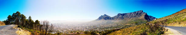 montagne de table vue d’un angle, avec les secteurs environnants - panoramic landscape south africa cape town photos et images de collection