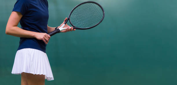 コートでテニスラケットを持つスポーツ選手の中央部 - tennis indoors women court ストックフォトと画像