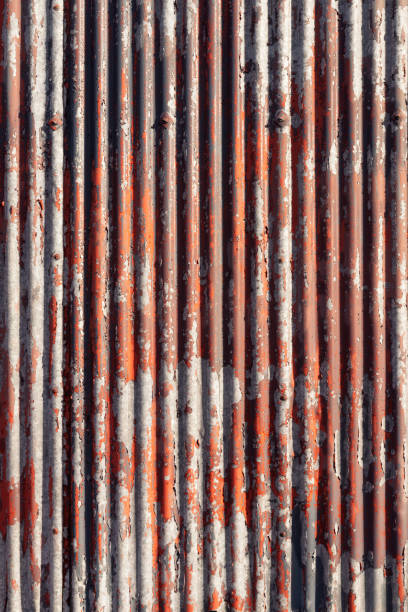 выветривая краска на гофрированной металлической поверхности - corrugated iron tin rusty metallic стоковые фото и изображения