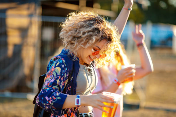 tanzen auf dem outdoor-festival - festival alcohol stock-fotos und bilder