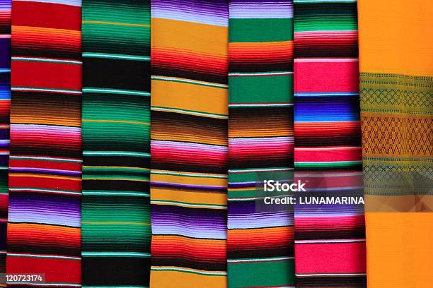 Photo libre de droit de Sarape Mexicain Texture De Tissu Motif Coloré banque d'images et plus d'images libres de droit de Châle mexicain - Châle mexicain, Mexique, Motif