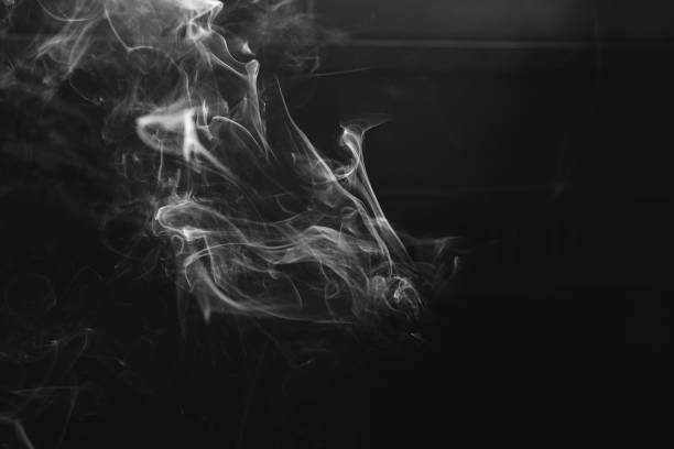 위스키 담배 연기 클로즈업 - wispy smoke steam swirl 뉴스 사진 이미지