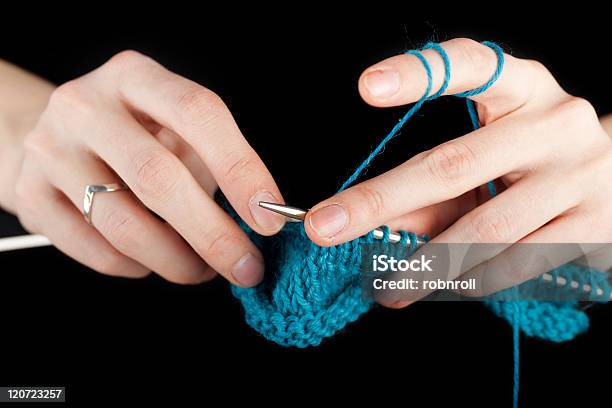 Hände Einer Jungen Frau Stricken Stockfoto und mehr Bilder von Bastelarbeit - Bastelarbeit, Baumwolle, Blau