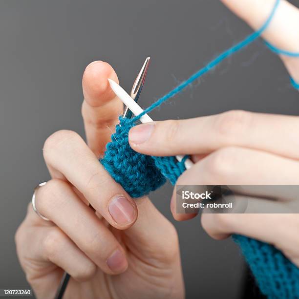 Hände Einer Jungen Frau Stricken Stockfoto und mehr Bilder von Bastelarbeit - Bastelarbeit, Baumwolle, Blau