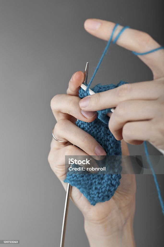 Hände einer jungen Frau Stricken - Lizenzfrei Bastelarbeit Stock-Foto