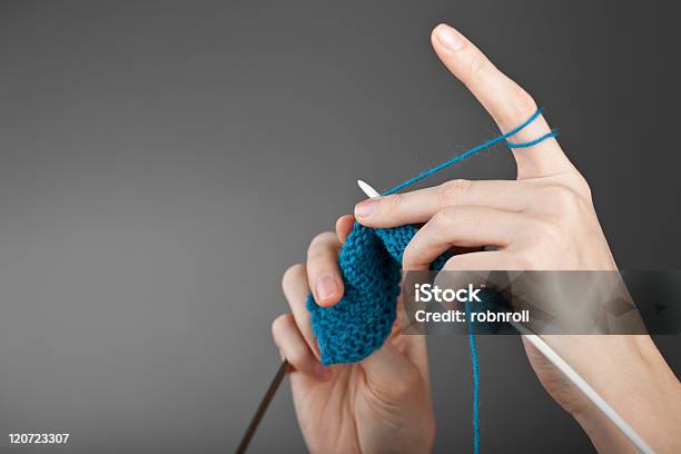 Hände Einer Jungen Frau Stricken Stockfoto und mehr Bilder von Bastelarbeit - Bastelarbeit, Baumwolle, Blau