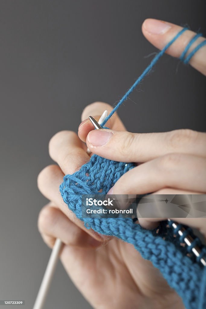 Hände einer jungen Frau Stricken - Lizenzfrei Bastelarbeit Stock-Foto