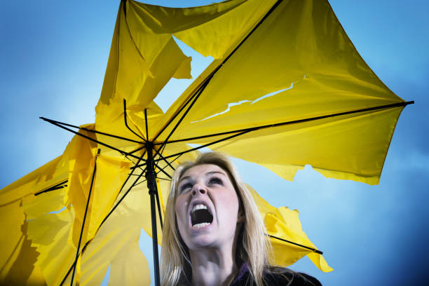 giovane donna con ombrello rovinato urla al cielo - weather vane foto e immagini stock