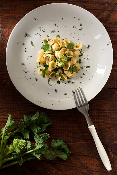 orecchiette com cimo di de rapa - broccoli raab imagens e fotografias de stock