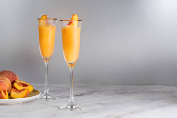 mocktail bellini pesca congelata - cobbler peach dessert fruit foto e immagini stock