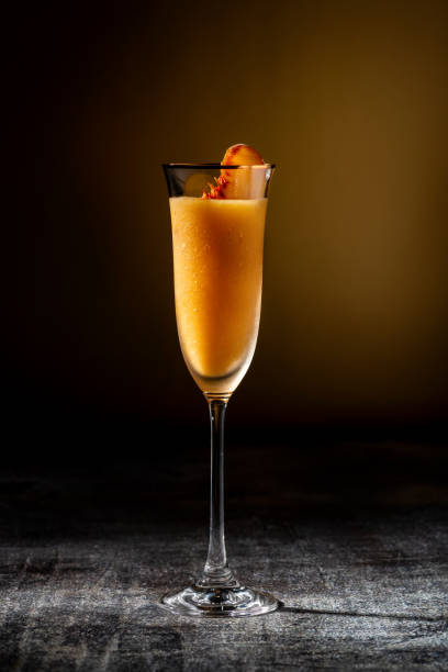 mocktail bellini pesca congelata - cobbler peach dessert fruit foto e immagini stock