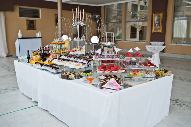 tavolo da dessert di deliziosi dolci al ricevimento di nozze. - wedding reception wedding cake wedding cake foto e immagini stock