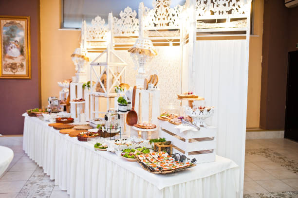 tavolo da dessert di deliziosi snack al ricevimento di nozze. - restaurant banquet table wedding reception foto e immagini stock