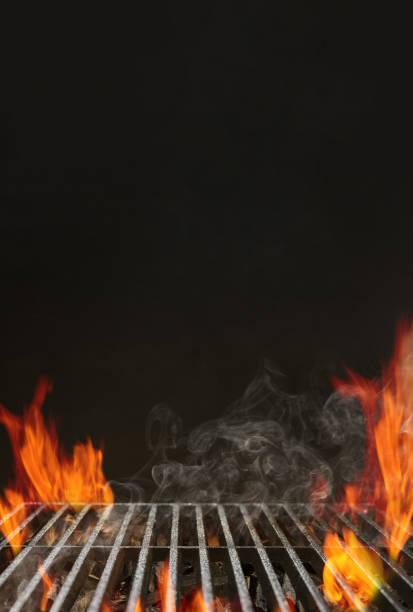 churrasqueira de churrasco vazia quente com fogo flamejante brilhante, carvão de brasa e fumaça em fundo preto. esperando a colocação de sua comida. feche - barbecue meal seafood steak - fotografias e filmes do acervo