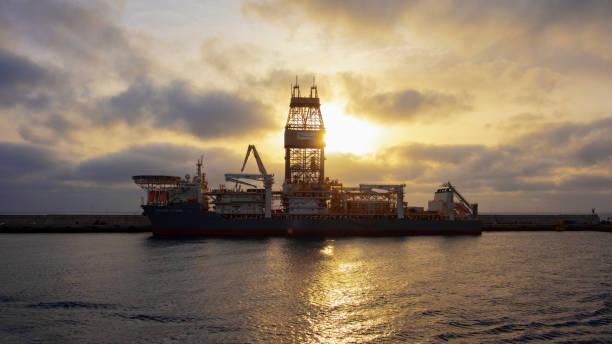 navire de forage à puerto de las palmas, gran canaria, canaries, espagne - oil rig sea drill petroleum photos et images de collection