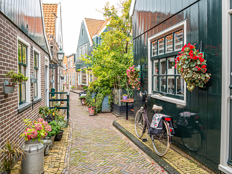 Bicicleta en la pequeña calle Kerkepad en Volendam, Holanda Septentrional, Países Bajos photo